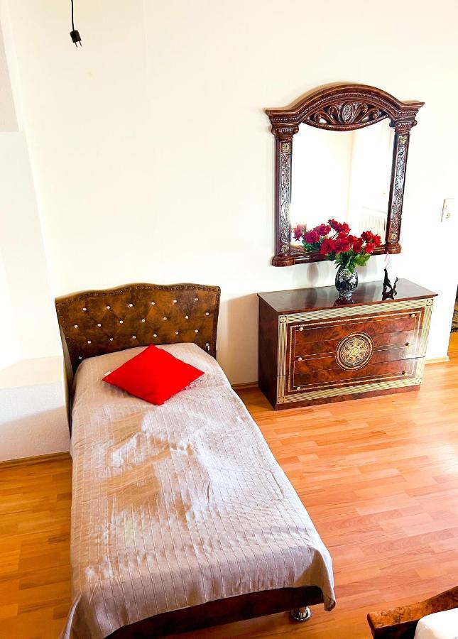 "Casa20200" 2 X Apartments Je 150Qm Fuer Business, Familien, Gruppen, Handwerker 15Min Von Berlin, Erdbeerhof, Outlet B5, 5Min Vom See Falkensee !! 2 Apartment Each 150Qm For Business , Families 15Min From Berlin!! Luaran gambar